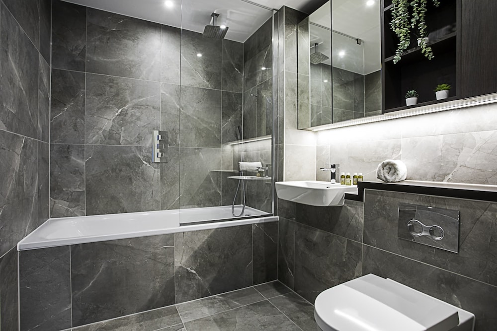 Beautiful 2 Bed Icon Tower Flat 5