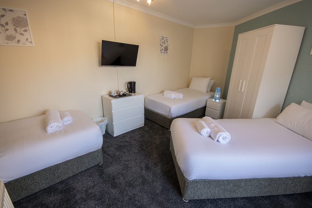 Irvine Riverside Guesthouse by Paymán Club view 5