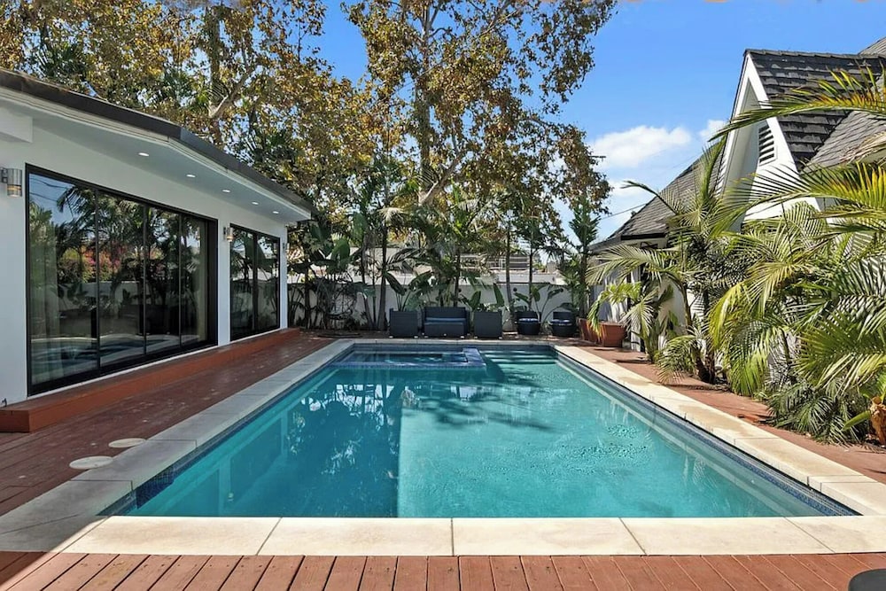 Mansfield Modern - Ultimate Entertainers Oasis With Guest House - Image 4