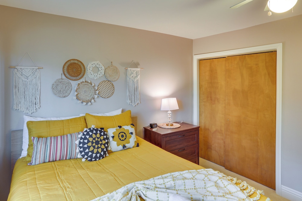 Spacious Crestline Retreat: 1 Mi to Lake Gregory
