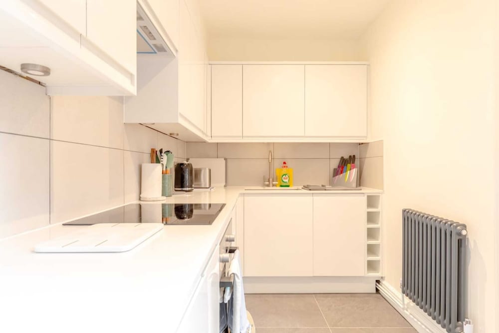 Beautifully Presented 2BD Flat W/patio- Kensington