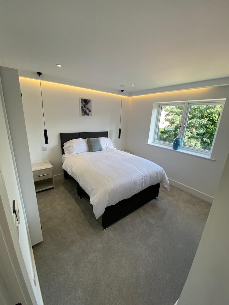Amazing 2 Bed Flat with Parking view 4