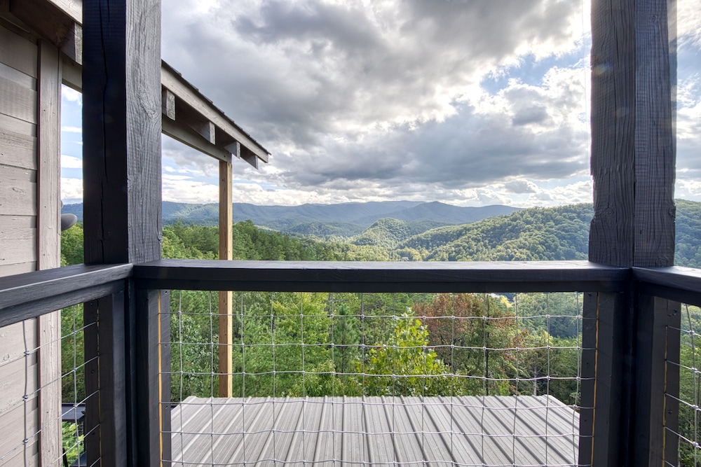 Cabin w Amazing Views Theater Firepit Hot Tub