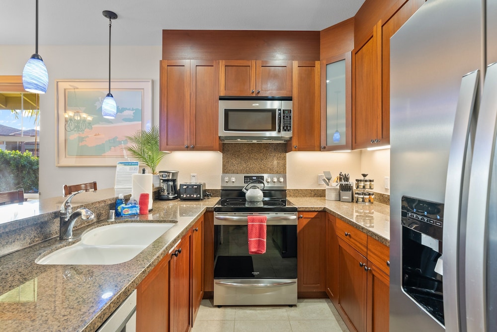 Peaceful Hawaiian Condo w Upscale Amenities - Near Dolphin Quest - Pool!- Vrkcv