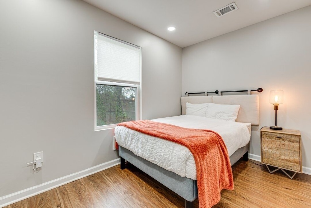 Spacious Family Retreat Near Airport 5 Bedroom Home