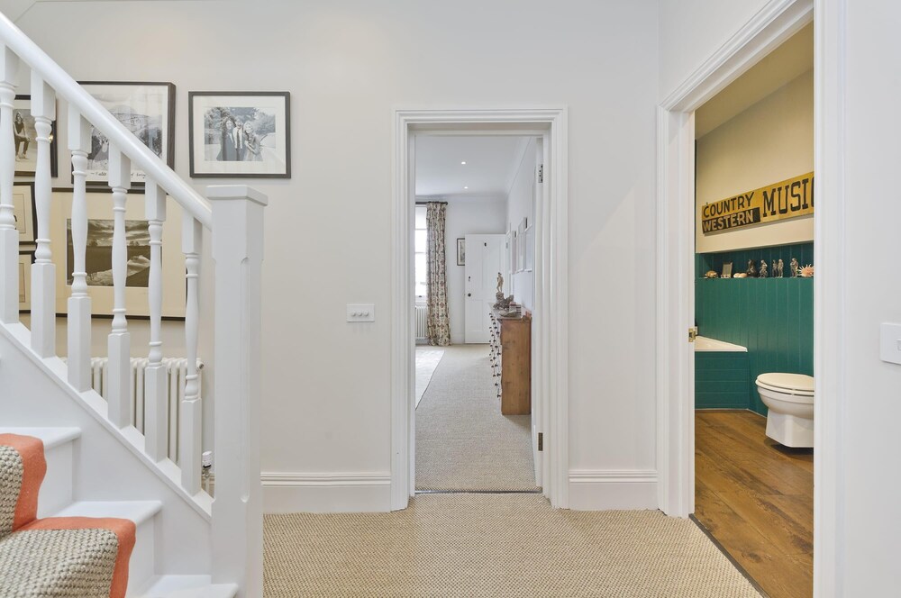 Gorgeous Stylish Interior Designed 5 Bed Home in Holland Park - Superb Location