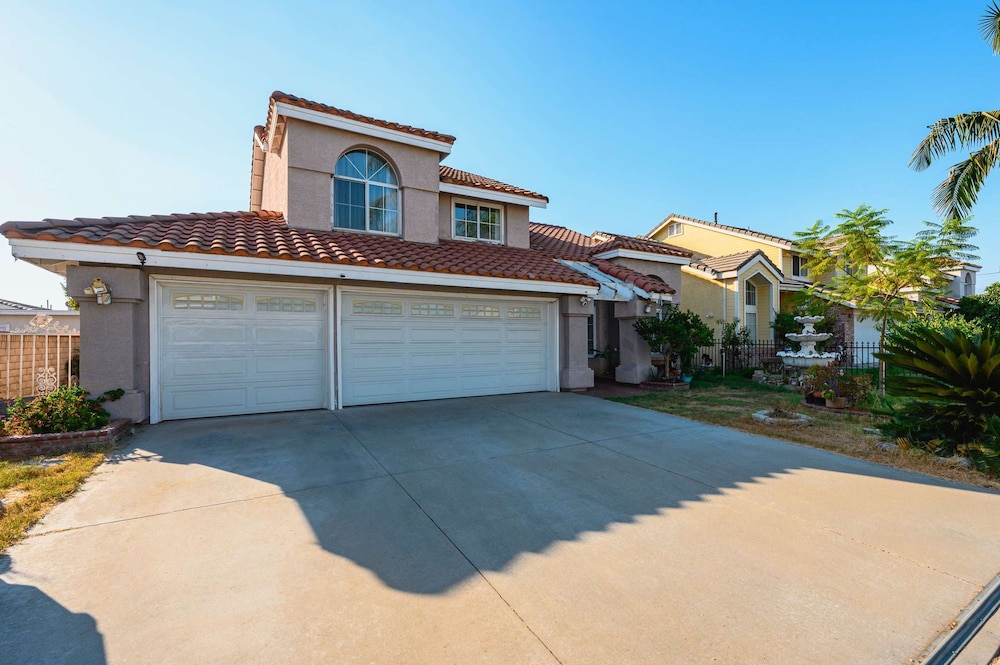 Stylish Home w Full Kitchen Garage Backyard