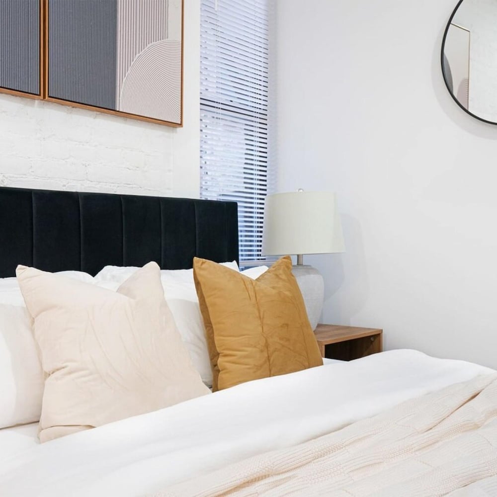 403-2e Newly Renovated Studio UES