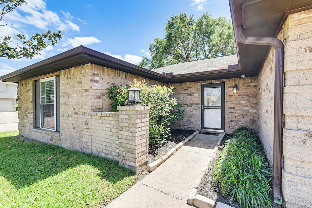 Patio, Fire Pit & Yard: Family Home in Pearland