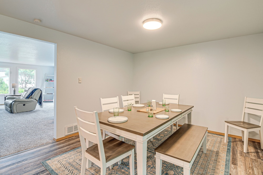 Hotel 'the Crab Shack' Westport Home Half-mi to Beach! - Image 1