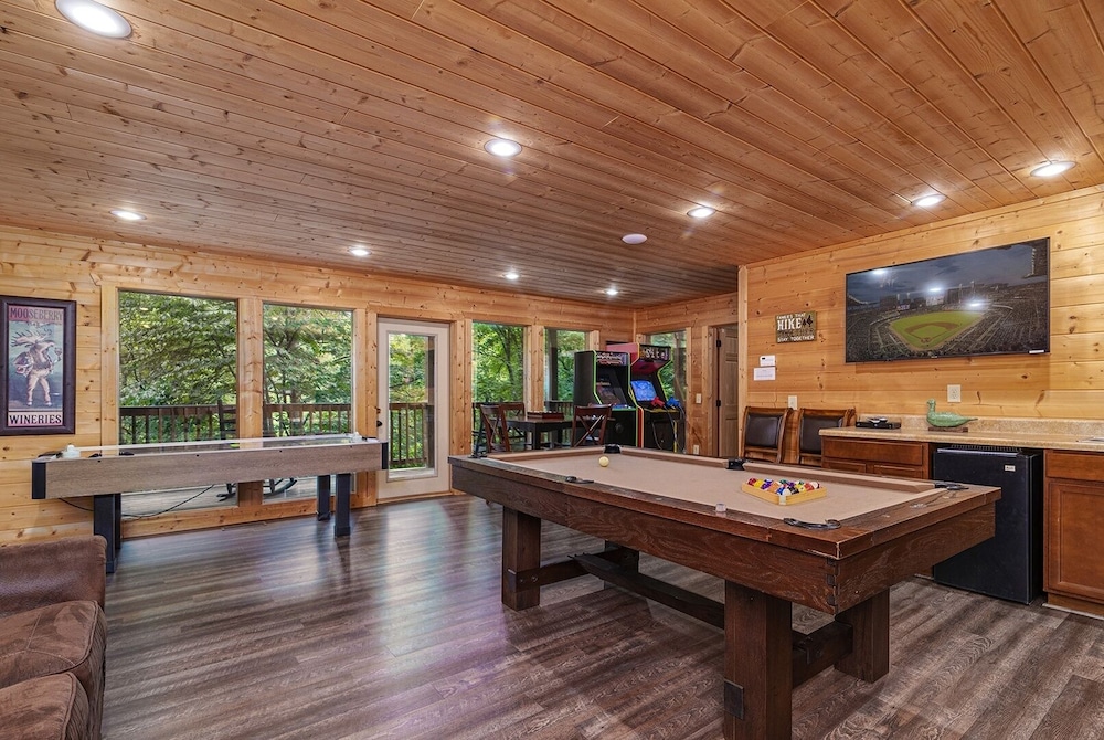 A To Remember - 5 Bedrooms, 5 Baths, Sleeps 18 Cabin by RedAwning
