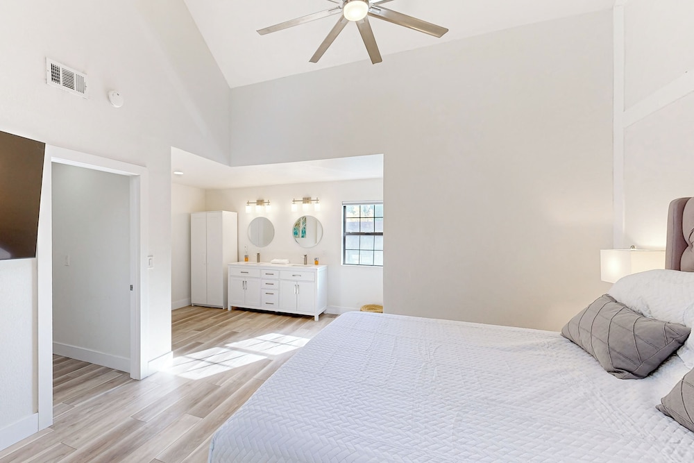 3 BR Lake Condo w/ Shared Pool & Spa