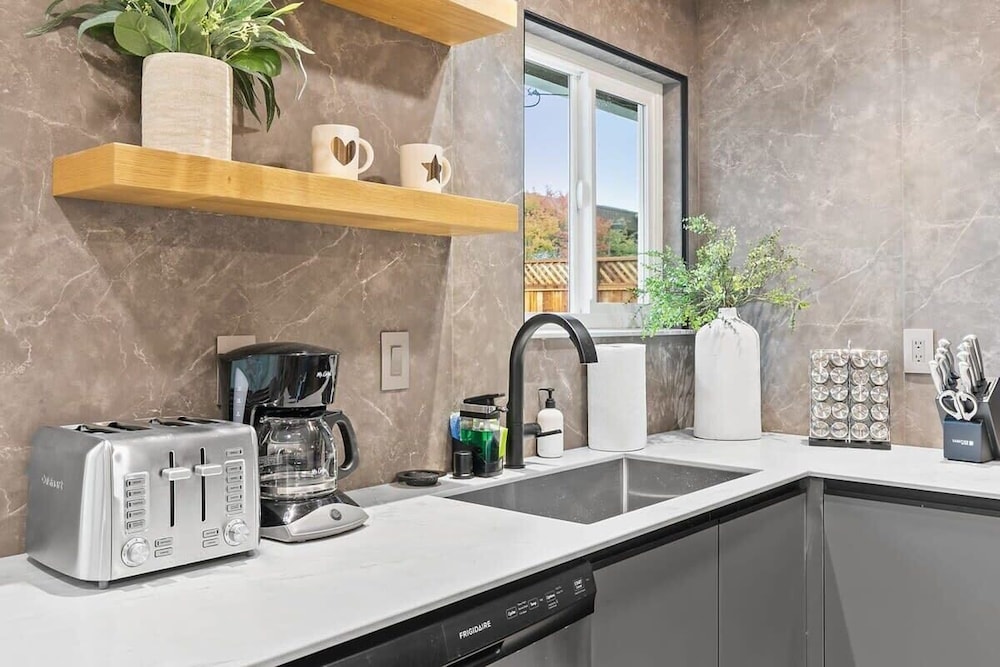 @ Marbella Lane - Modern 3broasis in Siliconvalley