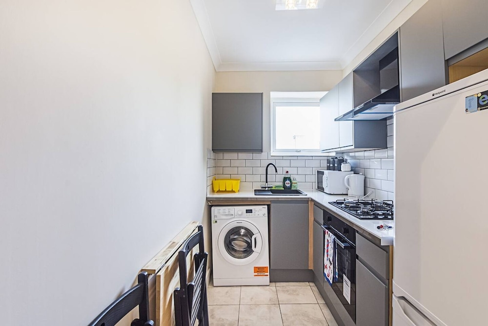 Private Homely Bedroom in Kensington R2