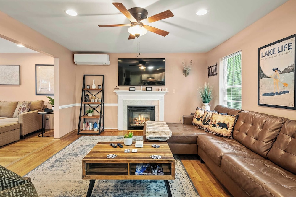 Lakeview Retreat w/ Kayaks, Game Room, Firepits Gated Community w/ Lake + Beach Access