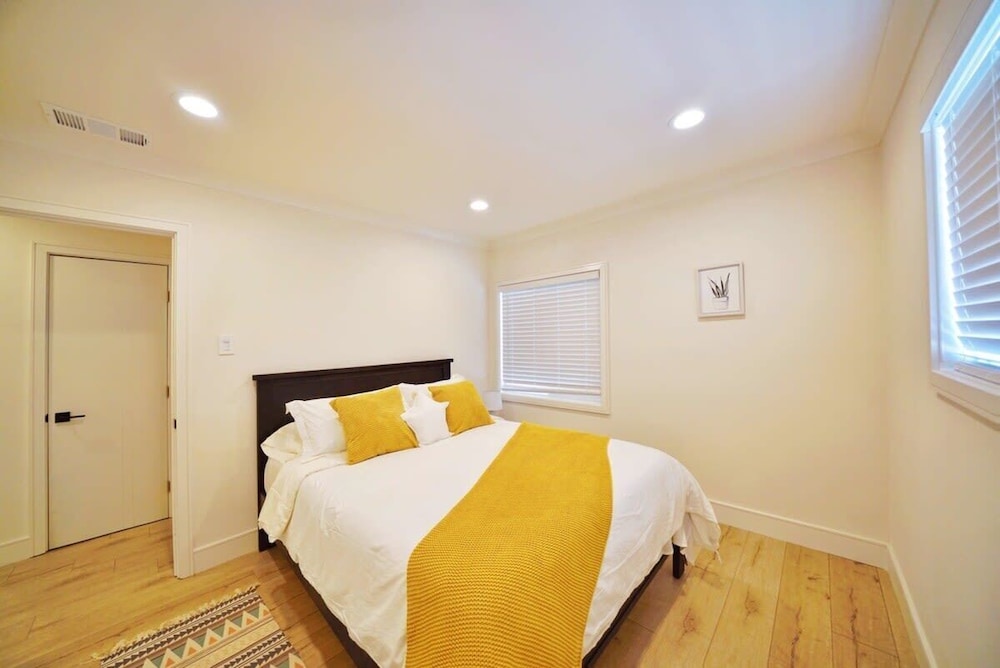 @ Marbella Lane - Vibrant 4BR RWC Ldry + P