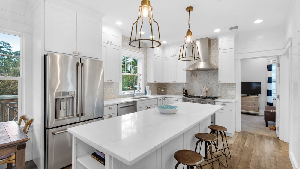 Best of Both Worlds: Pool, Golf Cart, Nearby Attractions & Steps to Beach!