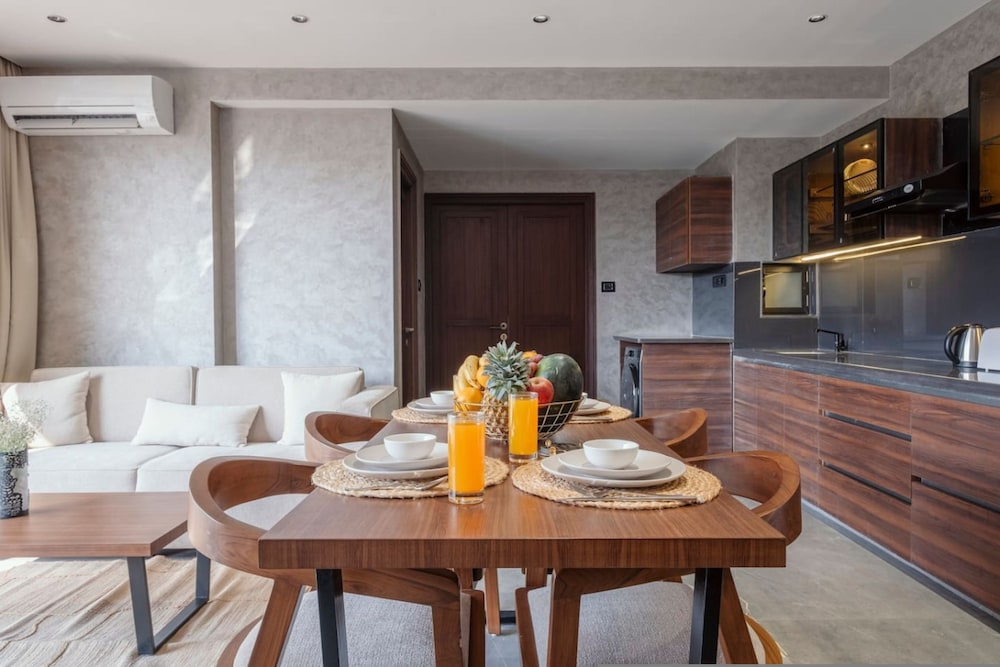 Modern 1BR With Pool 5min Drive to Candolim Beach
