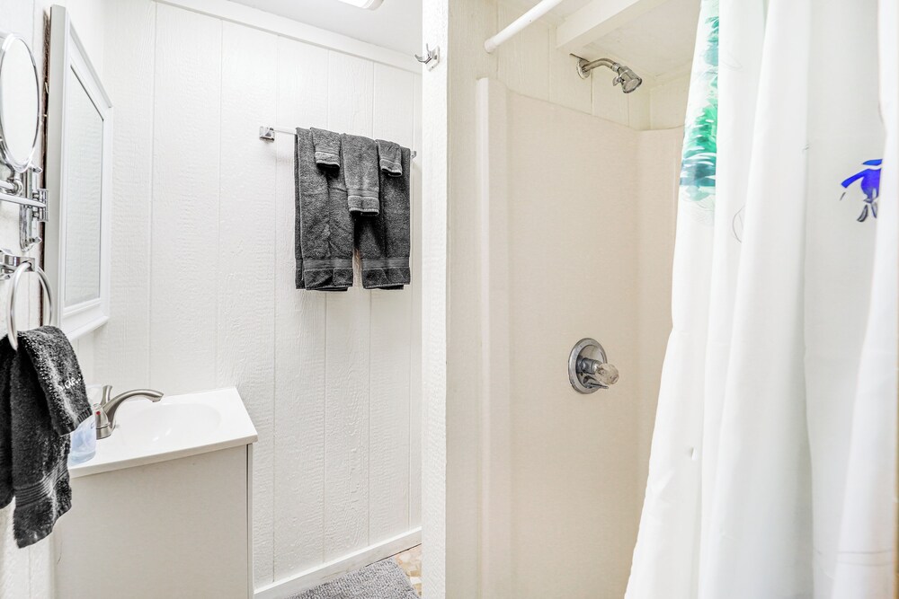2 Mi to Skiing: Blue Ridge Mtn Cabin w/ Hot Tub!