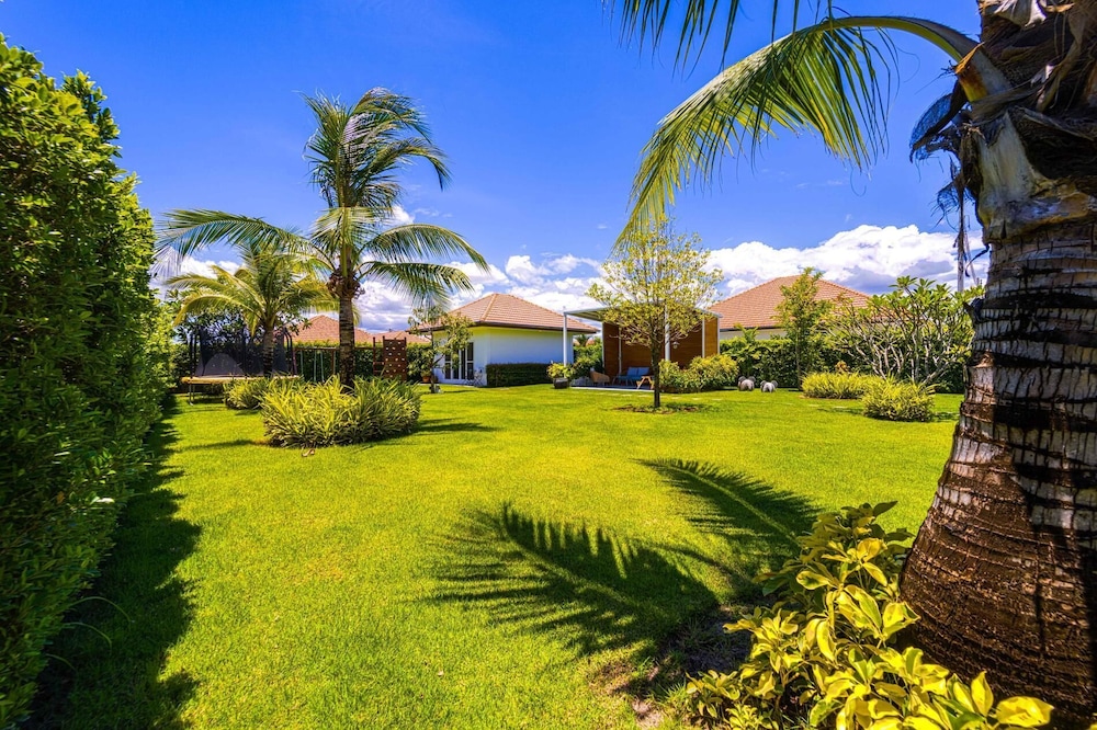 TropicalFamilyVilla w Pool&Garden ML103