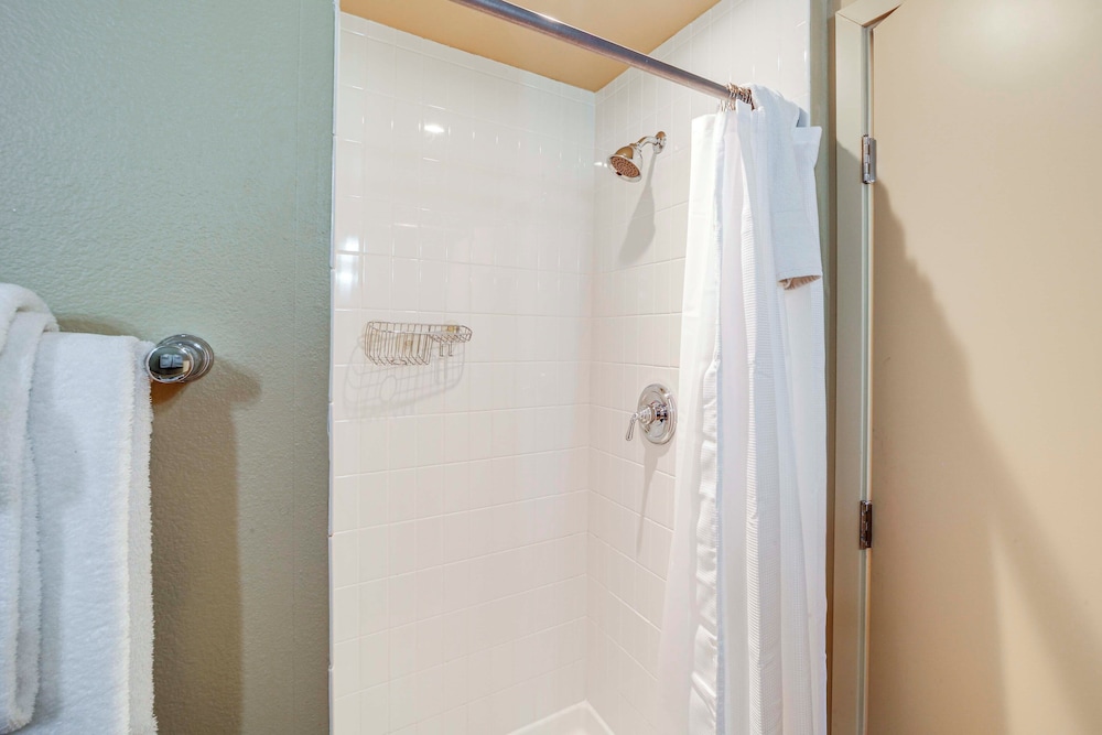 Steps to Lake Chelan: Condo w/ Resort Amenities!