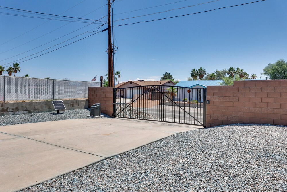 Colorado River Views: Waterfront Bullhead Home