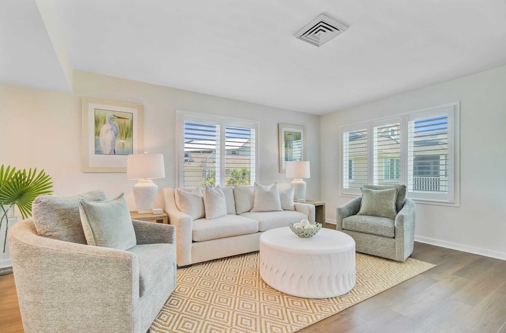 Oceanview Condo + Pool, Balcony & Beach Access 304 D Port O Call by Avantstay