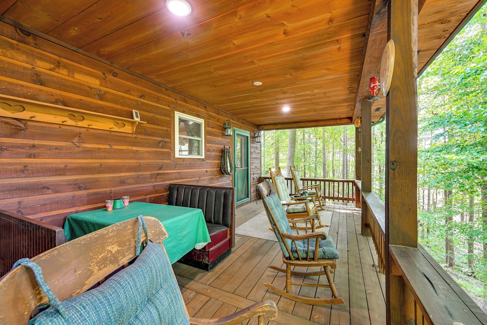 3 Mi to Dale Hollow Lake: Wooded Retreat w/ Decks!