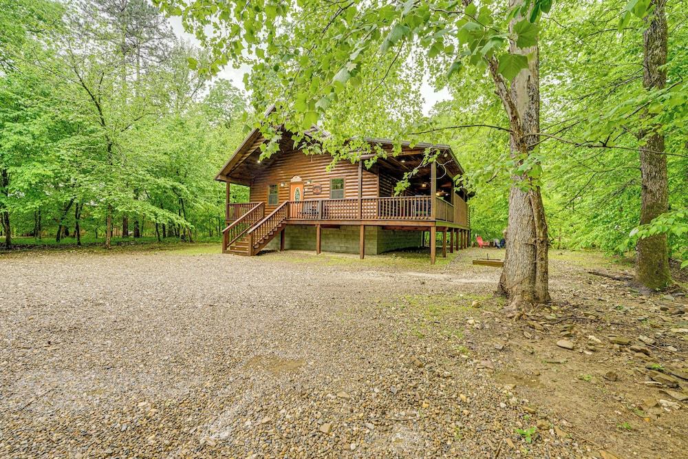 Private Hot Tub & Deck: Woodsy Broken Bow Retreat