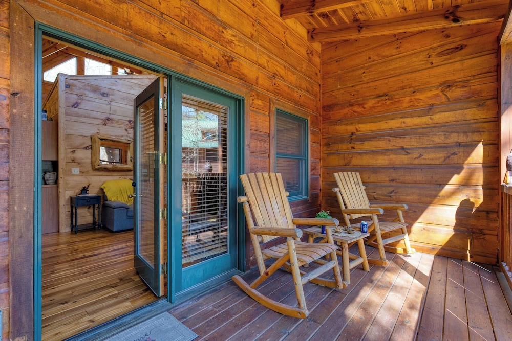 Hottub, Game Room, Forest Views, Near Gatlinburg Four Bears Lodge by Avantstay
