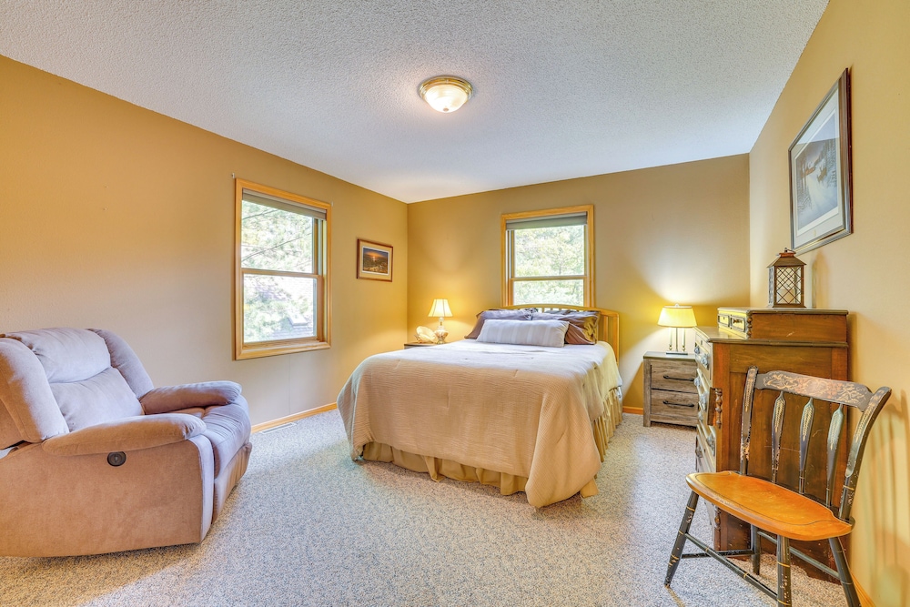 Gorgeous Lake Arbutus Getaway w/ Dock & Boat House