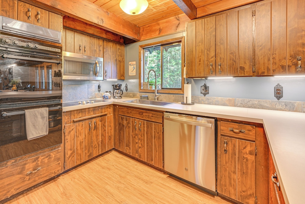 Game Room & Fire Pit: Family Cabin in Packwood!