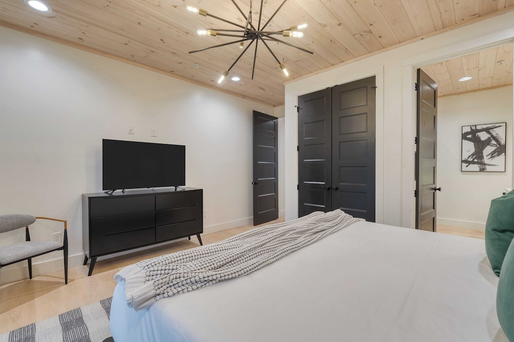 Kings Crown by Avantstay Indoor Pool, Hot Tub, Firepit, Theater All-season Retreat