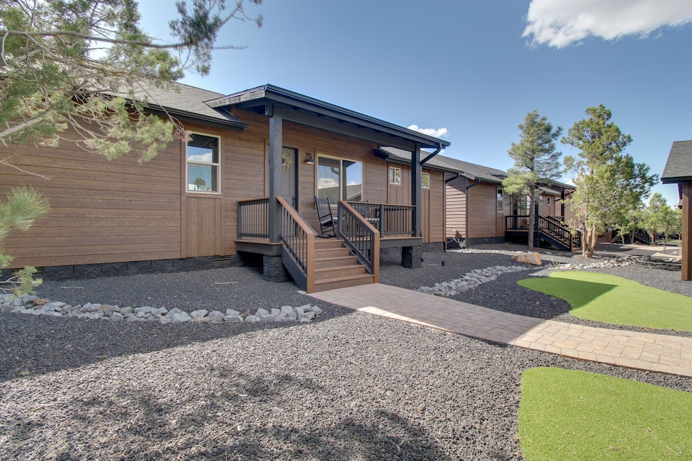 Show Low Cabin w/ Deck, Near Golfing & Hiking!