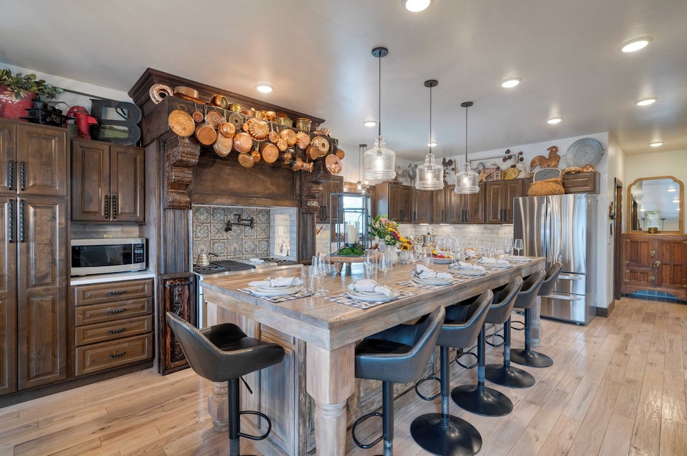 Winterhaven Estate by Avantstay Sleeps 19 Guests Mountain Compound w/ Views, Firepit, Hot Tub