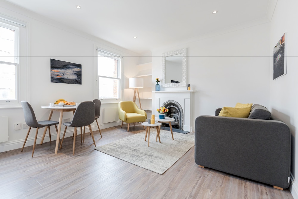 Soho Apartments by BaseToGo