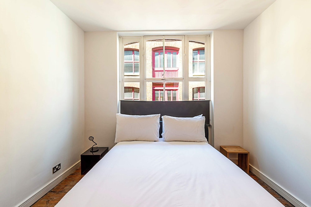 Quirky and Colourful Flat in Shoreditch view 3
