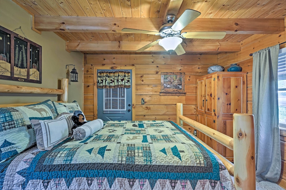 Return to Eden Cabin w/ Hot Tub: 4 Mi to Dollywood view 2