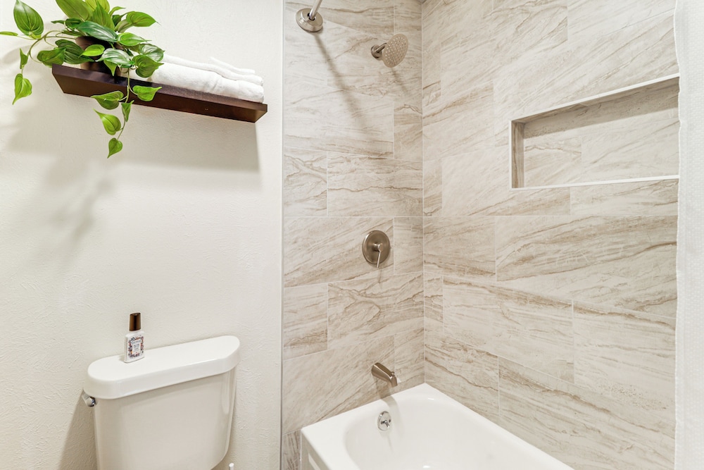 5 Mi to At&t Stadium: Townhome w/ Community Pools!