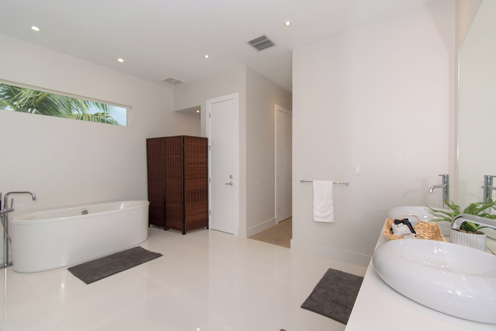 Luxurious Beach Retreat w/ Heated Pool&basketball