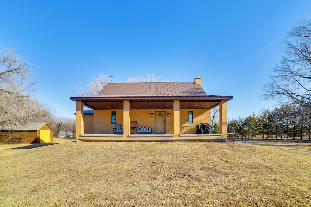 Covered Porch & Grill: 1-acre Property in Bristow!
