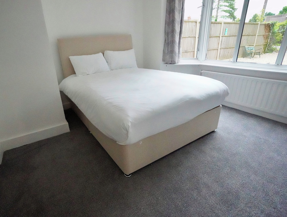 Horley Vacations - Gatwick Birchwood Lodge - Property Image 16