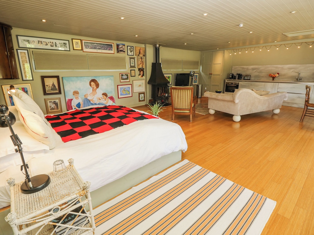 Lymington Lodge