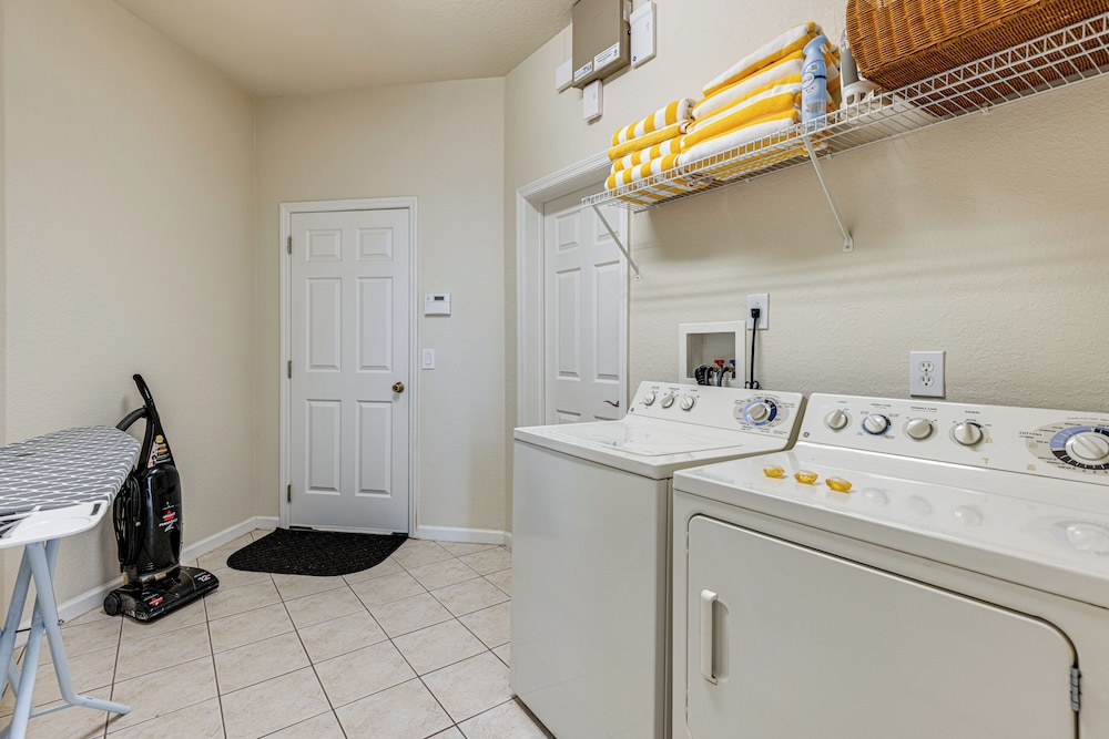 Resort Retreat w/ Outdoor Oasis: 13 Mi to Disney!