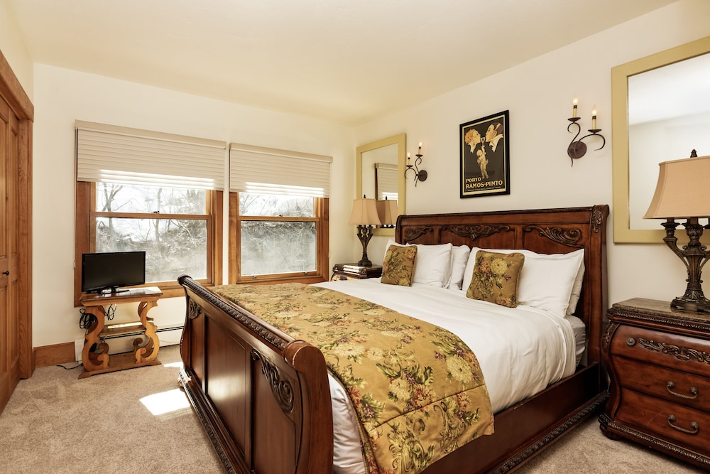 Durant Condominiums by Frias
