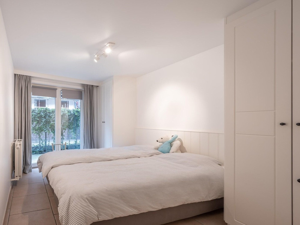 Apartment Near Albert Beach With Terrace