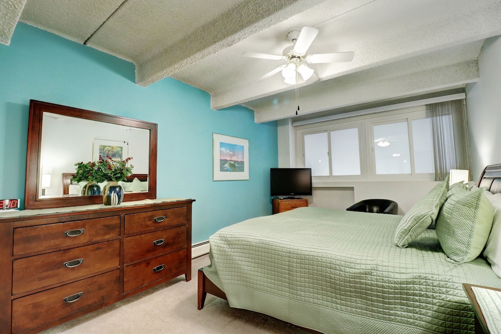 Large Condo in East Village Condo - Easy Walk to Super Bee - WH301 by RedAwning view 4