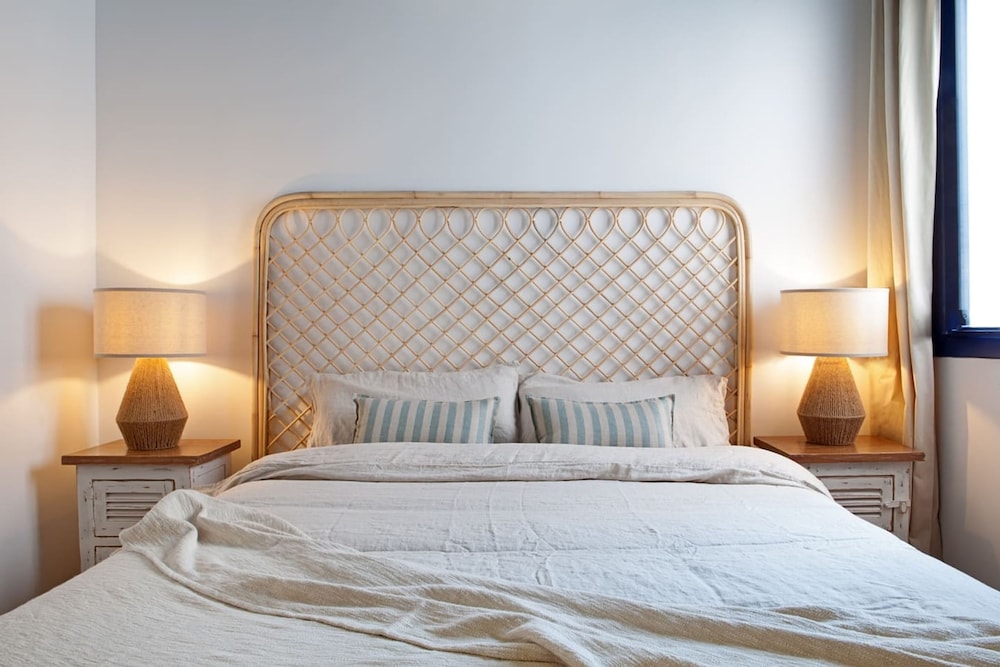 Perissa - 2 Bedrooms and Terrace in Trafalgar
