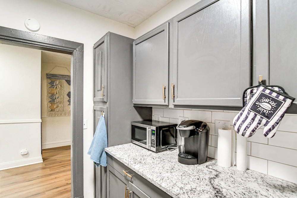 Walkable Location: Welcoming Unit in Omaha