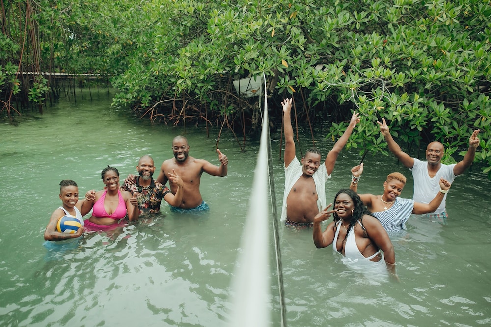 Urraca Monkey Island Eco Resort